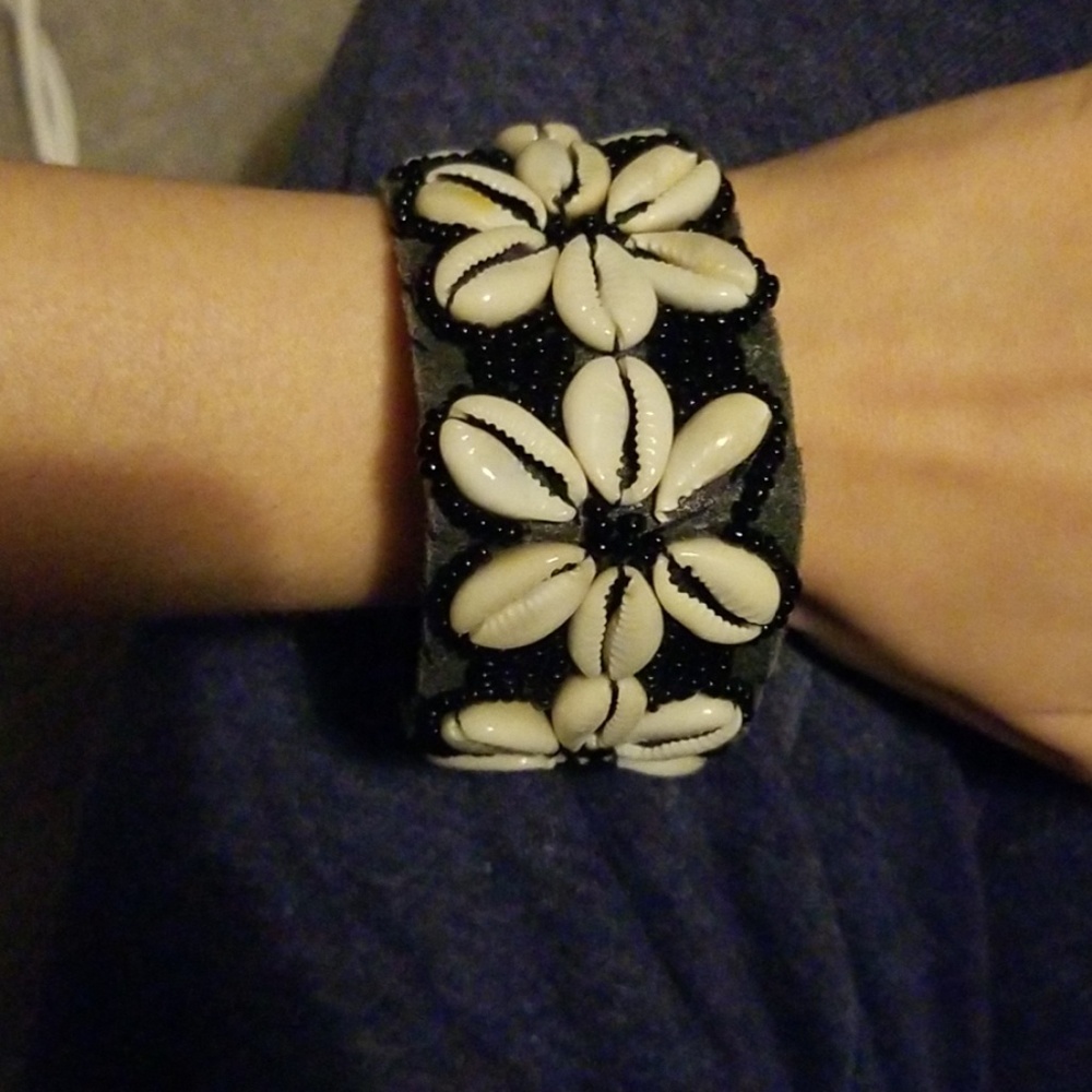 Beaded conch shell black bracelet from Kauai